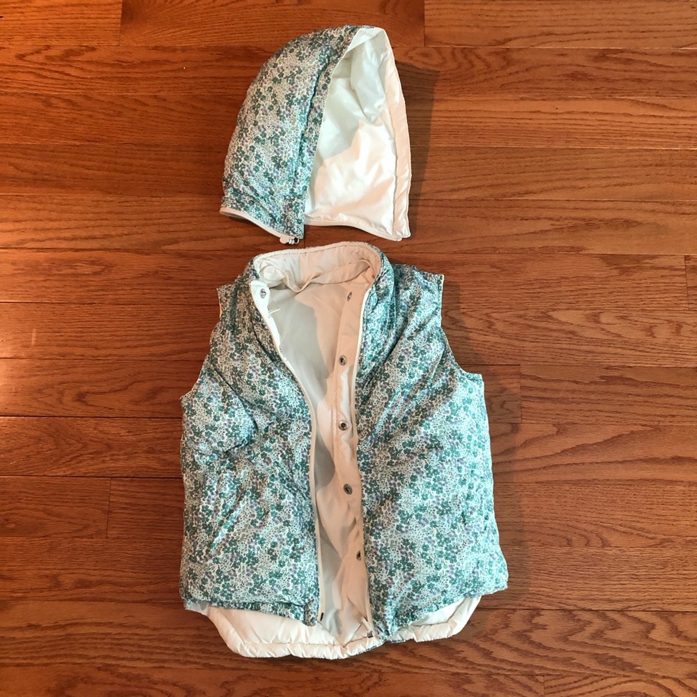 Reversible puffer vest with detachable hood
